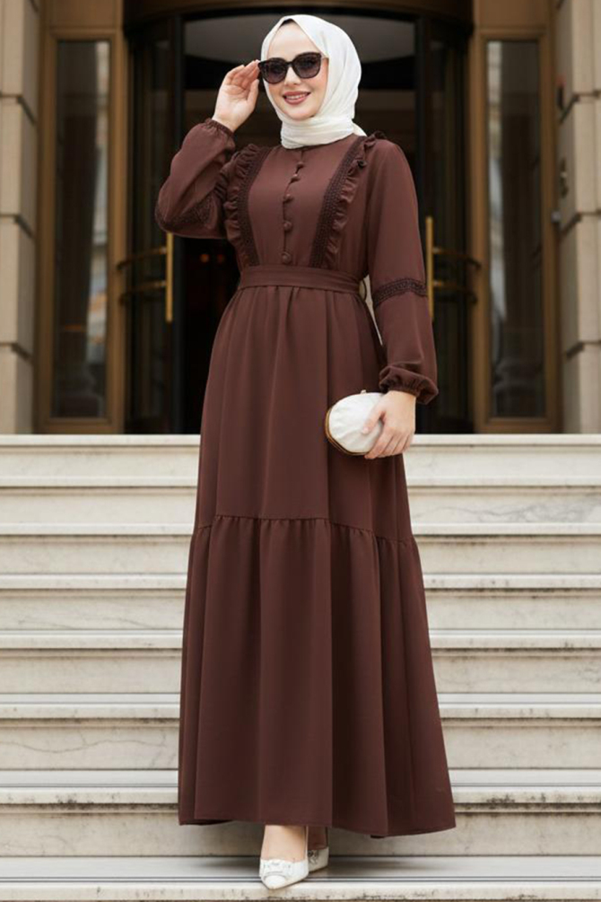 Fırfır Detaylı Kahverengi Tesettür Elbise 10318KH - N.S NEVA STYLE