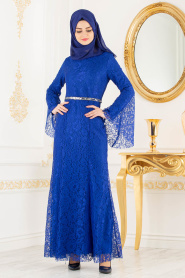 Nayla Collection -Kemer Detaylı Dantelli Sax Mavisi Tesettür Abiye Elbise 100406SX - Thumbnail