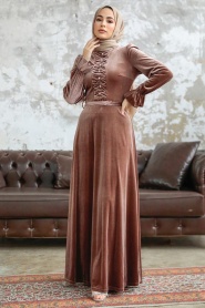 Neva Style - İnci Detaylı Koyu Vizon Tesettür Kadife Elbise 37091KV - Thumbnail
