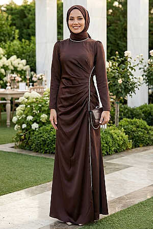 Tesettürlü Abiye Elbise - Drape Detaylı Koyu Kahverengi Tesettür Saten Abiye Elbise 46681KKH 