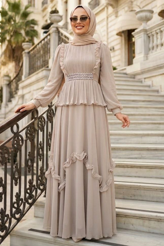 Tesettürlü Abiye Elbise - Fırfır Detaylı Bej Tesettür Abiye Elbise 4881BEJ - 1